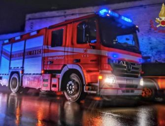 Incendio notturno in un palazzo nel centro di Bologna, evacuate 45 persone