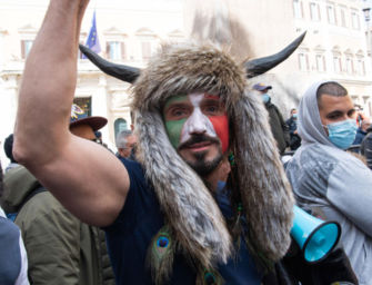 Lo sciamano di Scandiano protesta a Roma