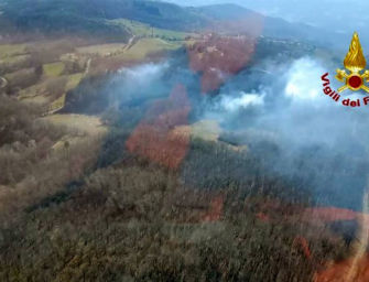 Bosco in fiamme a Marzolara di Castel di Casio, risparmiate alcune abitazioni nelle vicinanze
