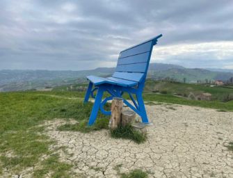 Prignano sulla Secchia, danneggiata dai vandali la panchina gigante