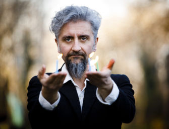 ‘Radio Clandestina’. I Teatri portano ai Chiostri di San Pietro lo spettacolo di Ascanio Celestini