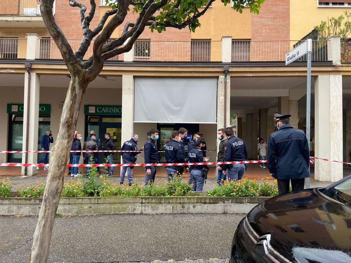 Rapina armata alla filiale di banca Carisbo a Bologna, spari contro una