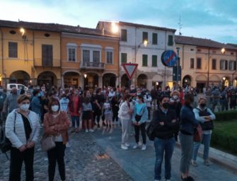 18enne scomparsa a Novellara, la fiaccolata (6 video)
