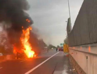 Incidente tra tre auto a Borgo Panigale, poi scoppia un incendio: tre persone ferite