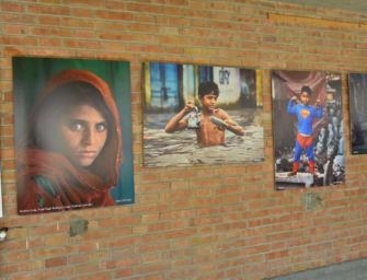 Reggio. I bimbi della scuola Dall’Aglio intervistano il fotografo Steve McCurry