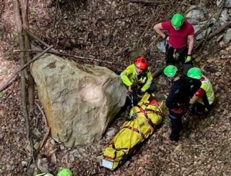 Si sporge da una cengia per fare foto e precipita da 50 metri, salvato nel Bolognese