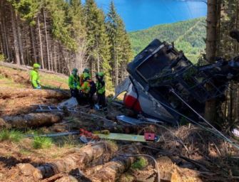Cade e si schianta al suolo funivia sul Mottarone: 14 morti, 1 bimbo grave