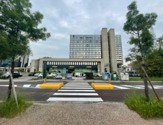 Reggio. Nuovo attraversamento pedonale protetto e ricarica elettrica per auto in via Che Guevara