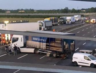 Far West in A1: assalto a portavalori con spari e fiamme. Minacciati gli automobilisti, ma il colpo fallisce