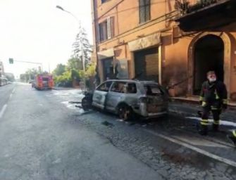 Suv a fuoco in via Saffi a Bologna, evacuate alcune case e un ristorante