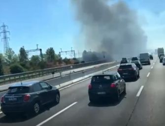 A1: colonna di fumo e mezzi in fiamme (video)