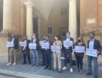 Flash mob “No Burqa” della Lega sotto il municipio di Reggio: “Vietarlo nei luoghi pubblici”
