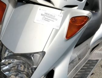 Modena. In moto senza patente e assicurazione, multa da 16mila euro