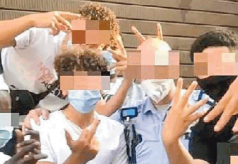 Reggio. Agente municipale posa con i ‘bulletti’, è stato trasferito