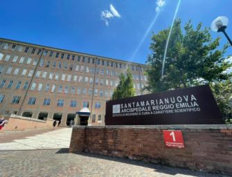 Cade in ospedale a Reggio Emilia e muore, indaga la Procura