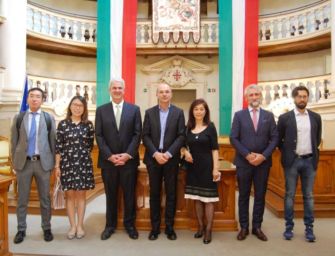 Silk-Faw, visita in Sala del Tricolore