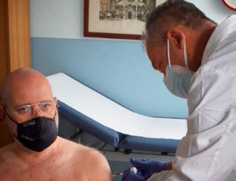 Bonaccini a petto nudo, fermento social