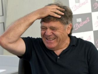 “Solo Esseri Umani”. Beppe Carletti dei Nomadi in piazza Lenin a Cavriago
