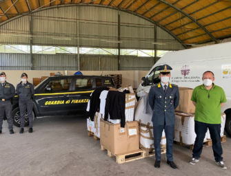Devoluti in beneficenza alla Caritas di Reggio 1.400 capi di abbigliamento sequestrati nel 2018