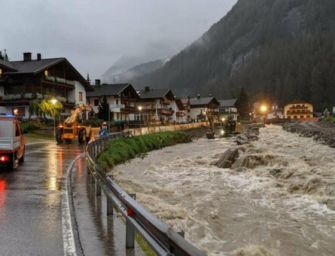 Maltempo, chiuse statale e ferrovia Brennero. Bufera al Garda, albergo travolto da fango: 100 evacuati