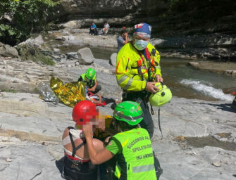 La figlia cade in acqua alle cascate del Golfarone, il padre si lancia per soccorrerla: feriti entrambi, ma salvi
