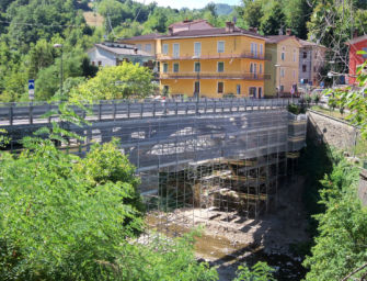A Gombola di Polinago proseguono i lavori di ripristino del ponte sul torrente Rossenna