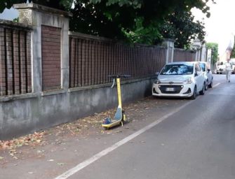 Reggio. Deruba del monopattino l’operatore Caritas che lo aiuta