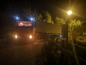 Modena. Tir si incastra sulla Gherbella, una gru per rimuoverlo