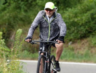 Vasco Rossi cade in bici e si lussa una spalla: “Un male boia”