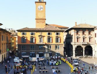 Fila in piazza Prampolini per il vaccino