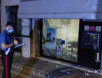 Reggiolo. Nella notte fanno saltare il bancomat e lo svuotano