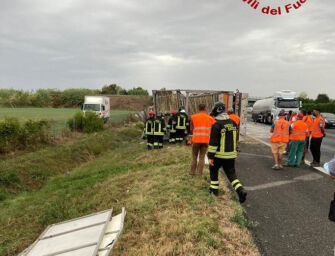 Camion si ribalta sull’A14 dopo un incidente: autista ferito, morte almeno tremila galline