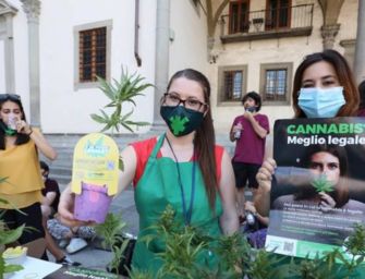 Radicali fanno festa in piazza a Bologna