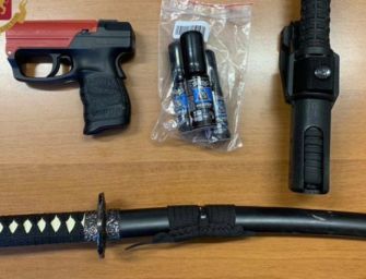 Indagato 33enne ‘guerriero’ No vax reggiano: in casa spada, manganello e pistola spara spray