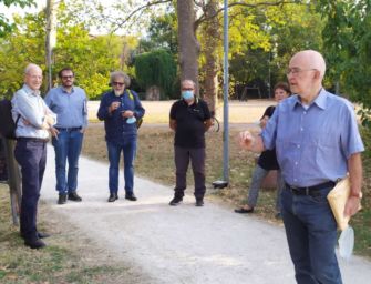 Reggio. La visita del professor Fabio Levi al Giardino dedicato ad Alexander Langer