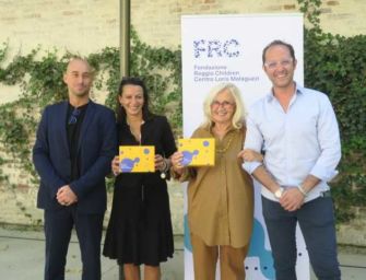 Scuola, mosaico da 70 quadri di Lego per i 10 anni di Reggio Children