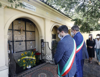 Modena. Una cesta di girasoli per ricordare Luciano Pavarotti