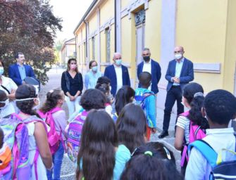 Prima campanella, in classe sindaco e assessora: al Malaguzzi nuova sede per la ‘Scuola diffusa’