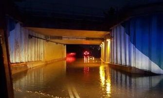 Maltempo, ferma nel sottopasso: soccorsa