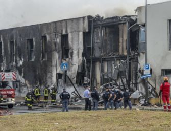 Aereo su palazzina nel Milanese: morti 8 passeggeri, 2 italiani, anche un bimbo
