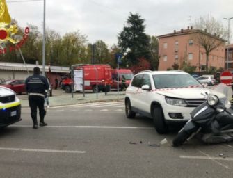 Scontro tra Suv e scooter a Sassuolo, frattura scomposta alla gamba per il sindaco Menani