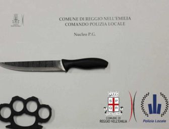 Reggio. Con due coltelli e un tirapugni in viale Monte San Michele: ragazzo denunciato