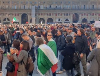 A Bologna in migliaia in piazza per dire no al Green pass: “Siamo liberi”