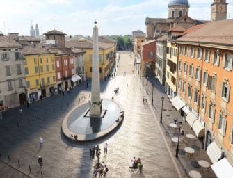 Reggio. In piazza Gioberti danneggia un bar e ferisce un agente, 25enne arrestato