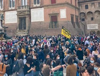 Ddl Zan, migliaia protestano a Bologna