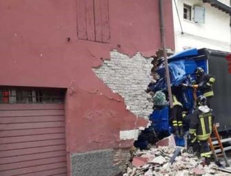 Camion si schianta contro palazzina a Calerno sulla via Emilia, morto l’autista