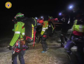 Famiglia di 6 persone si perde sulla cima del Cusna, la nonna si sente male: salvati di notte