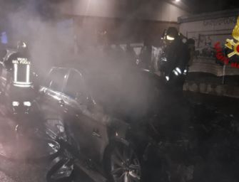 Reggio. Auto in fiamme in centro storico in via Filippo Re, probabile dolo