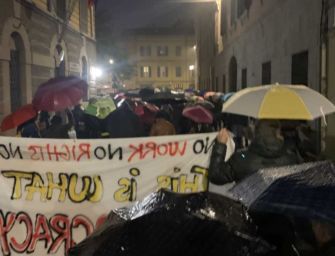 I No vax reggiani manifestano in via Toschi contro il Green pass sul lavoro