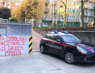 A Bologna vandalismo di ignoti no-vax/no-green pass contro quattro auto dell’Ausl